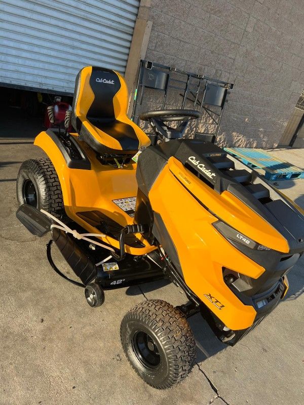 CUB-CADET GAS 42"IN RIDING LAWN TRACTOR NEW