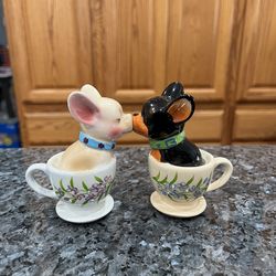 Ceramic Teacup Magnetic Black White Chihuahua Dogs Kissing Salt And Pepper Shakers Set.  Size approximately 3 1/2 inches tall.  Preowned never used.  