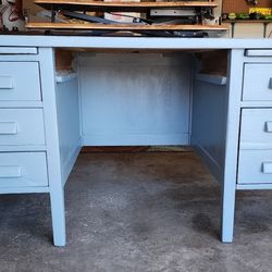 Beautiful Home Office Desk w/ Riser