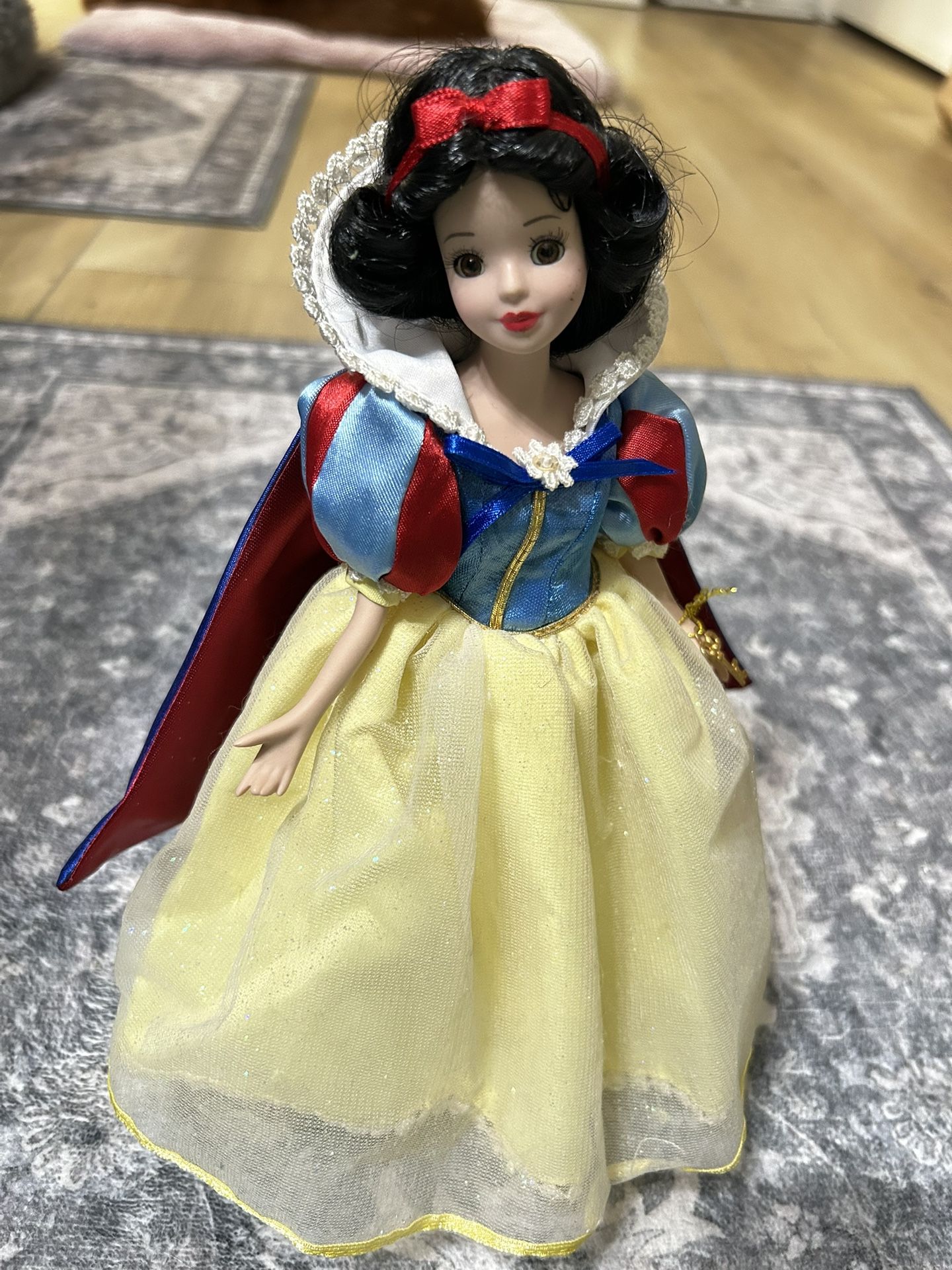BEAUTIFUL SNOW WHITE porcelain Doll