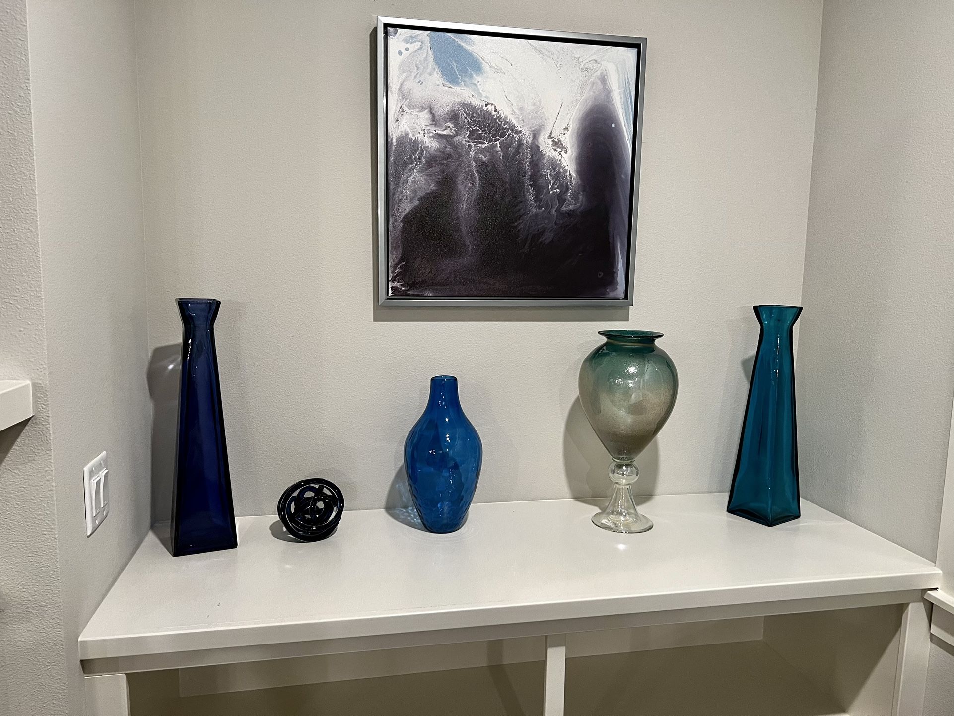 Glass Vases Decor And Knot-Shaped Glass Decor Object