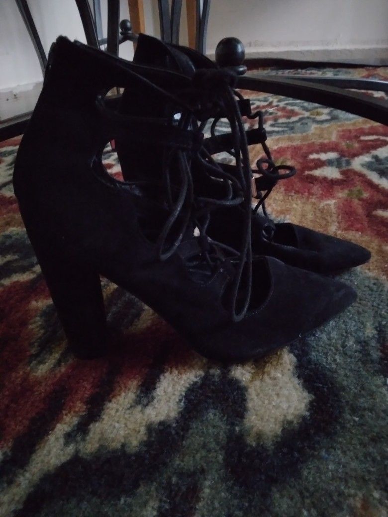 Pretty Black Laced Heels 👠 
