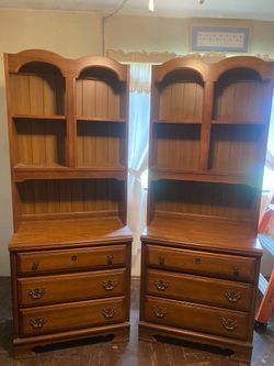 Vintage 1970’s American Colonial Revival Style Wood Dresser and Hutch Combo (Set of 2)