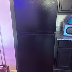 Refrigerator Lightly Used Brand New Full Size $300