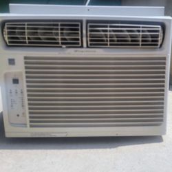FRIGIDAIRE 12,000BTU Air Conditioner (Needs freon/refrigerant)