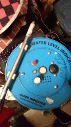 Water level slope indicator