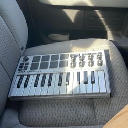 AKAI  MPK.  mini