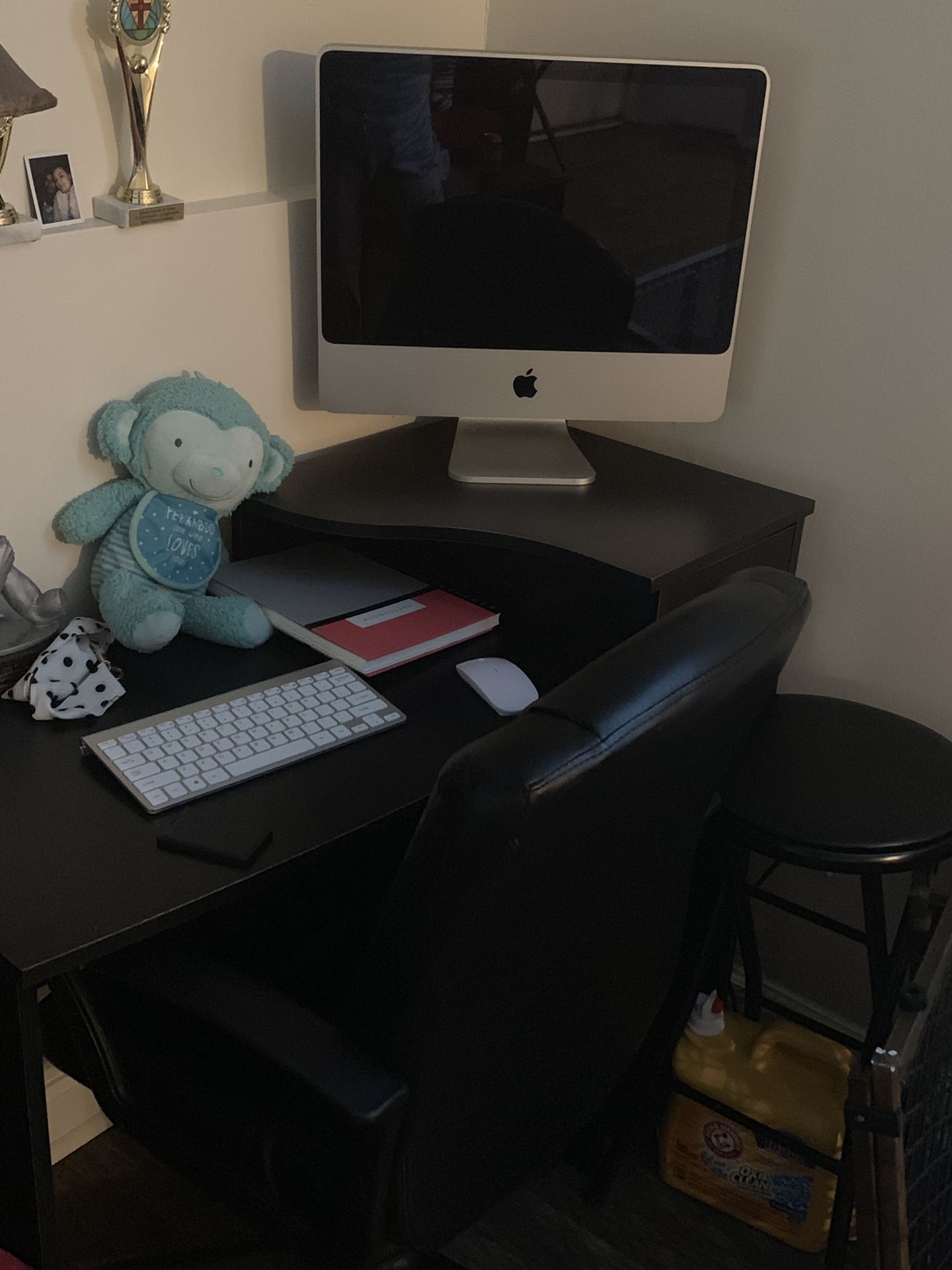 Model 2009 mac computer desk and chair