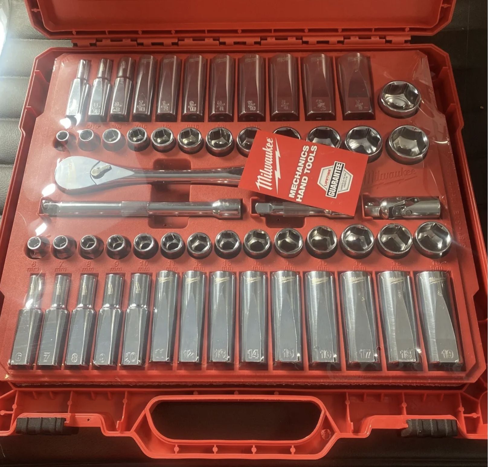 Milwaukee 3/8 in. Drive SAE/Metric Ratchet and Socket Mechanics Tool Set (56-Piece). Brand NEW. NUEVO.