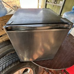 Magic Chef compact refrigerator