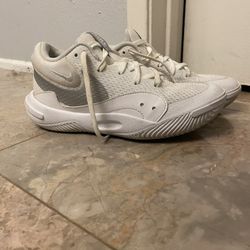 Used Girl Nike volleyball Shoes 