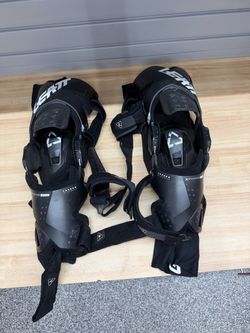 Leatt Xframe carbon knee braces