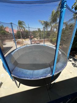 Trampoline 12 feet round enclosed comes with 7 feet tall pole and safety net