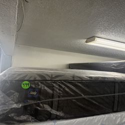 FULL SIZE SEALY POSTUREPEDIC PLUS MATTRESS & BOX SPRINGS BED SET