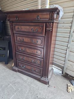 Mumble De Madera 5 Cajones . Necesita Retoque Pero Continua Bueno De Madera Tiene Scratches Y Le Falta 2 Agarraderas