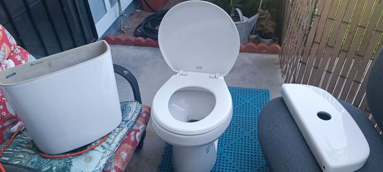 Mirabelle small toilet tank for replacement parts High Efficiency  (HET)1.28 gpf / 4.8 Lpf
