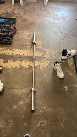 5 ft Olympic weigh bar.