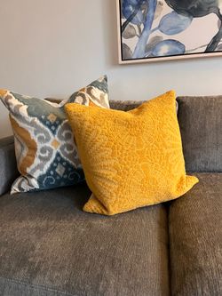 Set of two decorative pillows