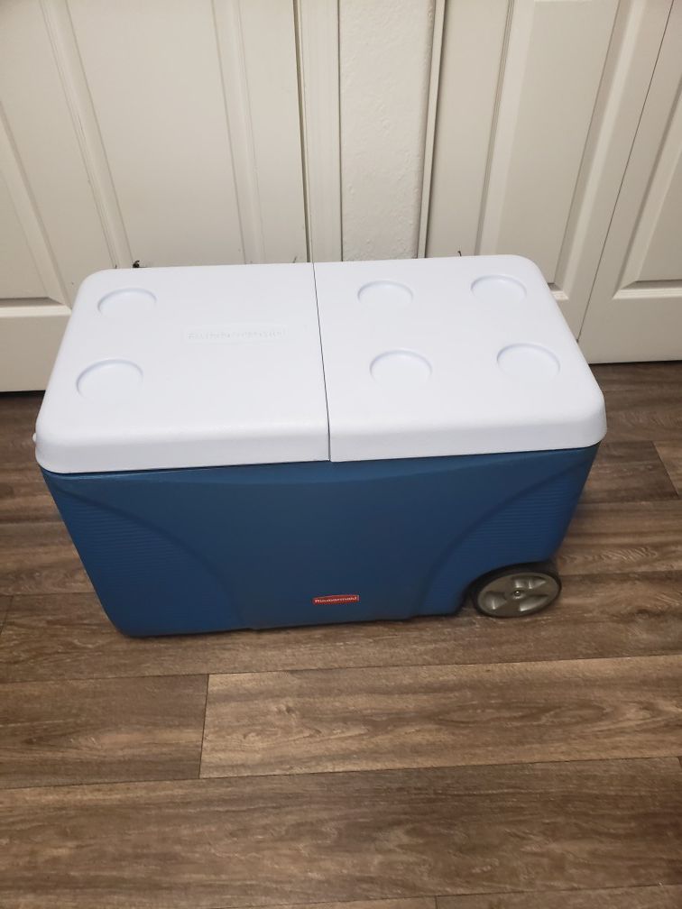Rubbermaid Rolling cooler