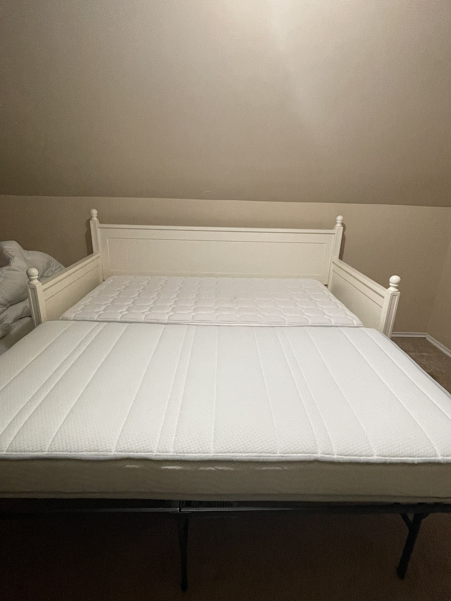 King Bed Set (2 Twin Beds, Daybed, And Steel Frame)