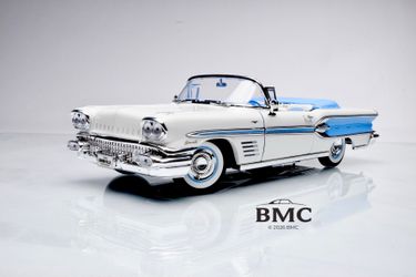 1958 Pontiac Bonneville, white and baby blue, 1:18 Diecast model from Road Signature