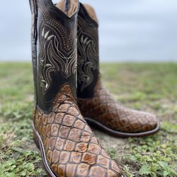 Bulldog Pirarucu Honey Leather Print - Cowboy Boots 