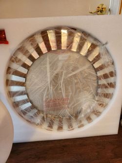 Large Modern 36 inch round glass mirror with gold glass in good condition OPENED BOX. IT'S NEW.