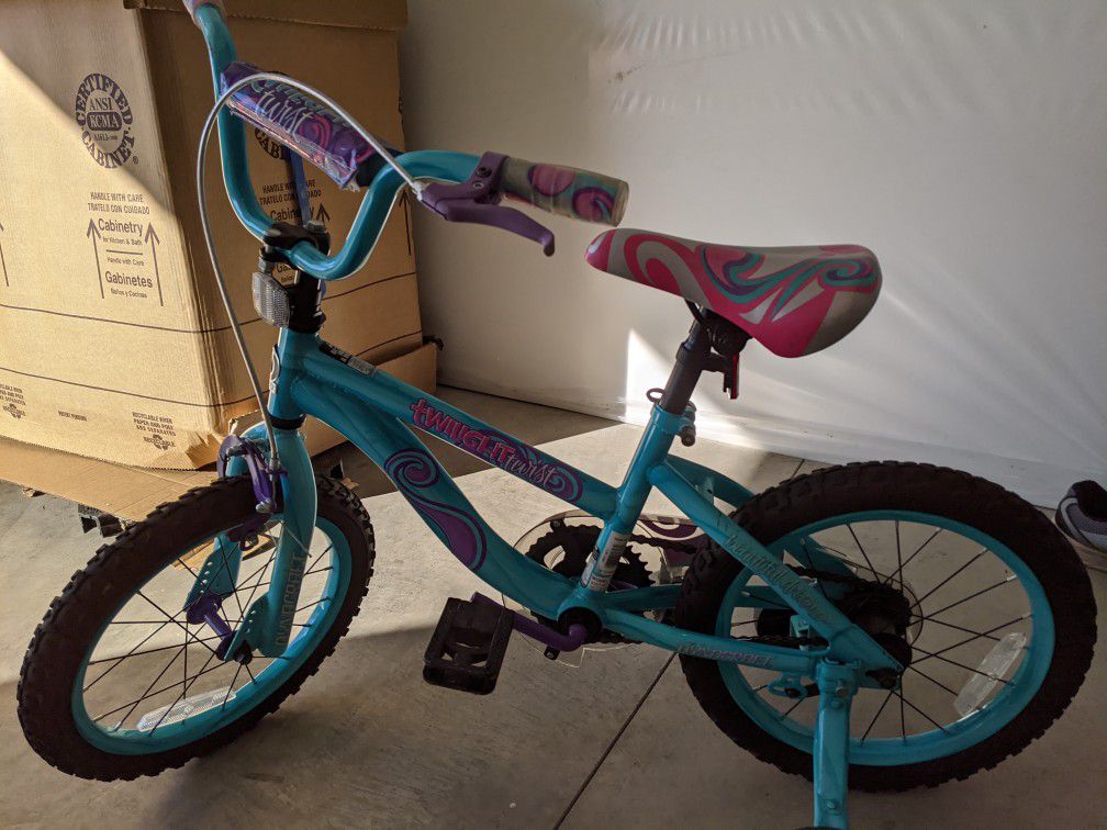 Girl's 16" training bike with snap on/off wheels