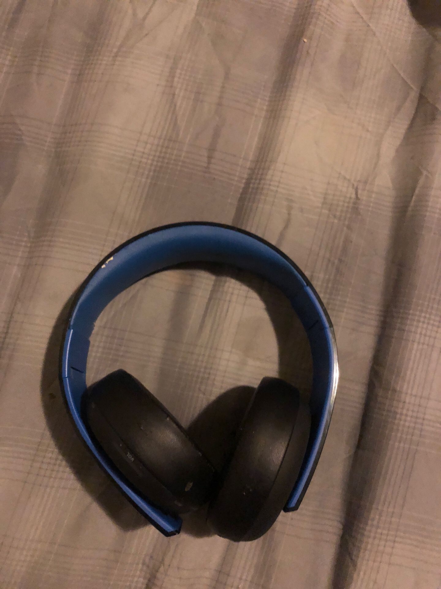 Ps4 wireless head set works great you can tell by the wear it has its my favorite for ps4