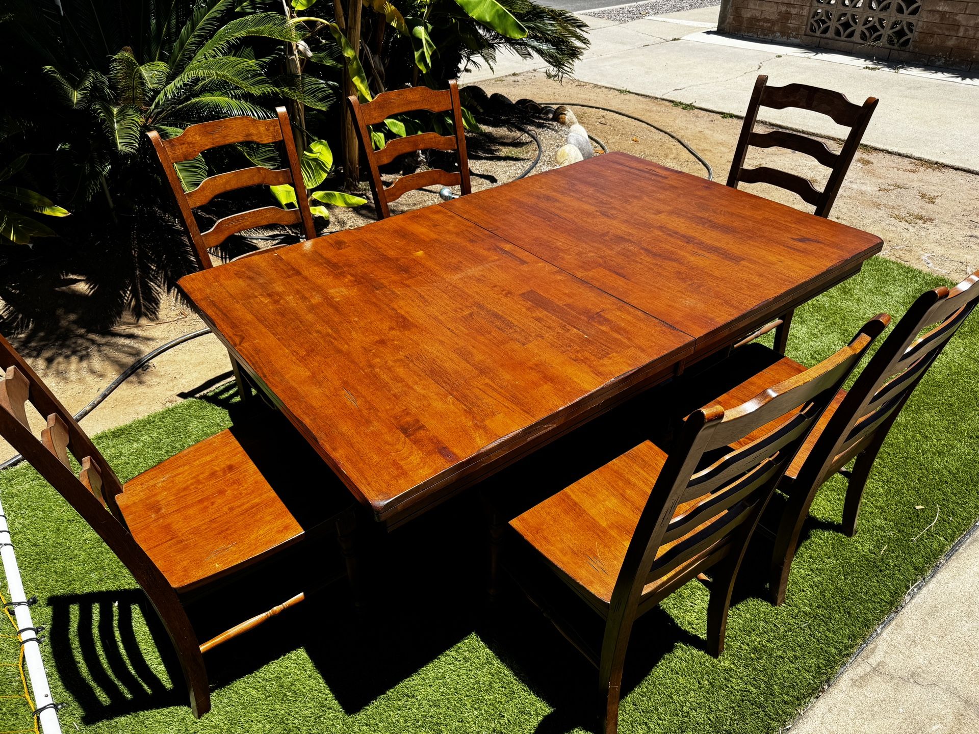 Nice Dining Table DEAL!! (6 Chairs Solid Wood & Extension)