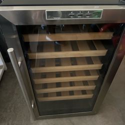 🍷 Mini Wine / Beverage Fridge – Wooden Shelves
