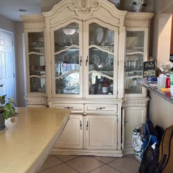 China Cabinet With Ilimination  And Table 