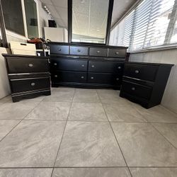 Dresser Set In Good Condition 