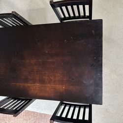 Dining table In good condition with chairs (5 Piece-4 Chairs +1table)