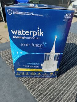 Waterpolo flossing toothbrush