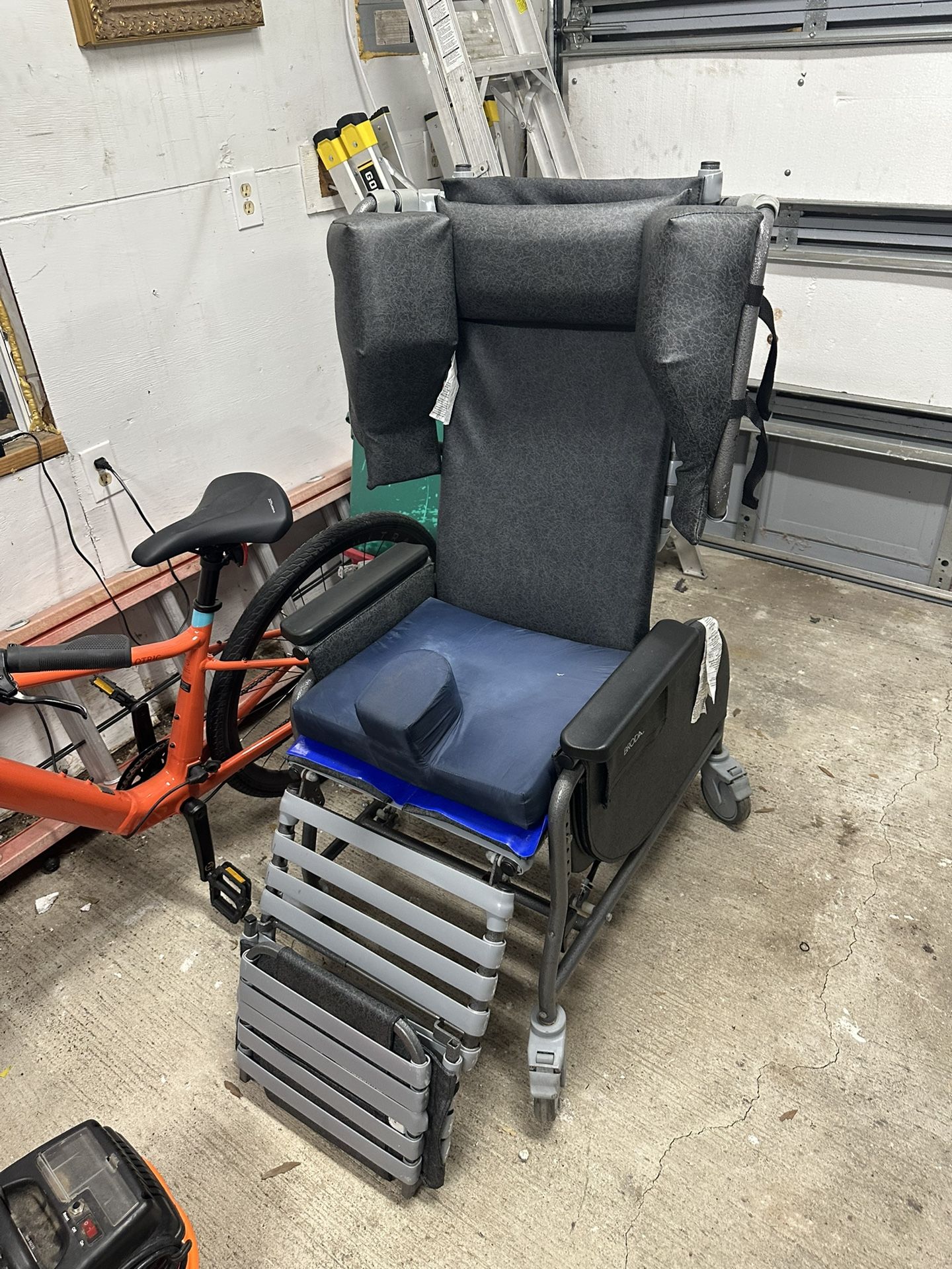 Mid 18” Broda Chair