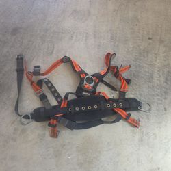 +2
This item is a Safewaze FS99280-E V-Line Construction Harness designed for fall protection.