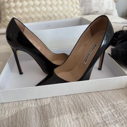 Manolo Blahnik Black Patent Leather Pointed Toe Heels