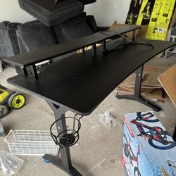 55 In Gaming Desk