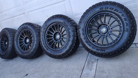 Tengo este set de rines son semi nuevos son 18X8.0   6-139.7 negros 
