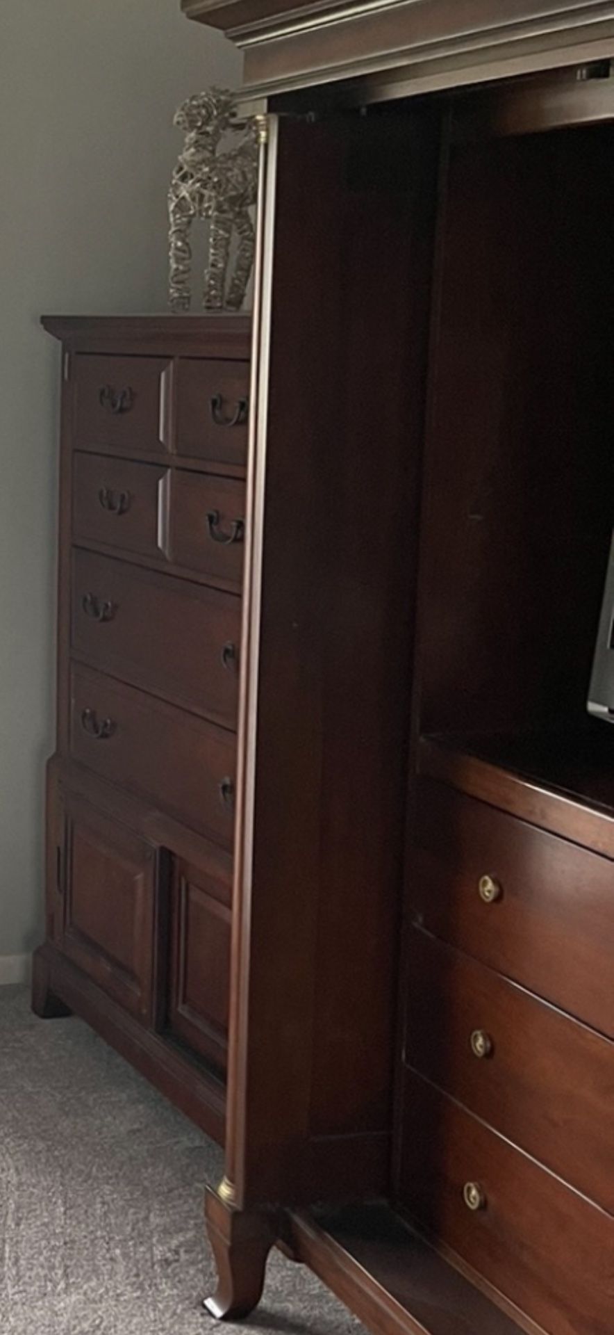 BEAUTIFUL ARMOR WITH THREE DRAWERS