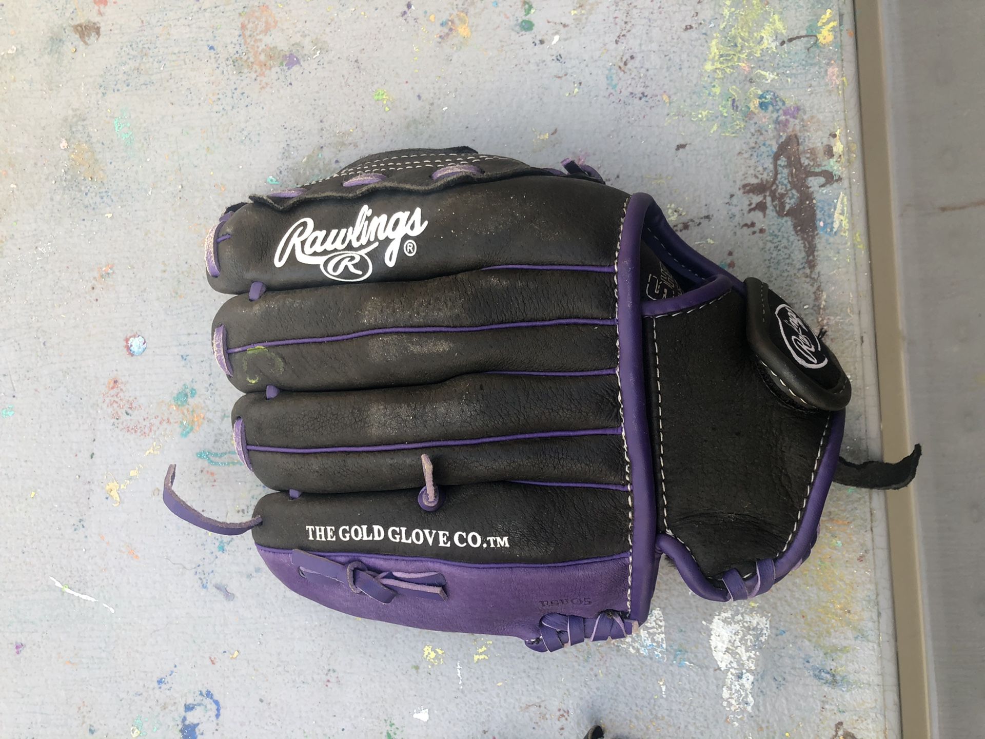 Softball 🥎 glove good for 6u & 8u