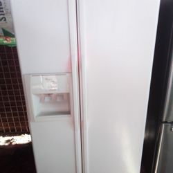 REFRIGERATOR SIDE BY SIDE WATER & ICE MAKER WORKING EXCELLENT EVERYTHING IS WORKING WITH 6 MONTHS WARRANTY RECEIPT 🧾 SIZE 35"INCHES WIDE 