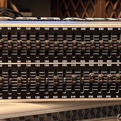 BEHRINGER ULTRAGRAPH PRO ULTRA-MUSICAL 31-BAND GRAPHIC EQUALIZER WITH FBQ FEEDBACK DETECTION SYSTEM MODEL FB03102