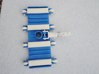 Pool vacuum head