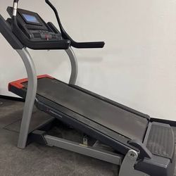 FreeMotion i11.9 Incline Trainer / Treadmill