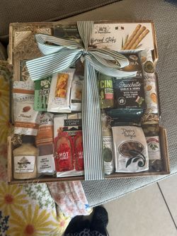 Gourmet Snack Gift Basket – New, Great Assortment