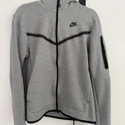 - Nike Tech  - Large  - Gray