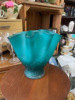 Vintage glass handblown ruffle flower vase