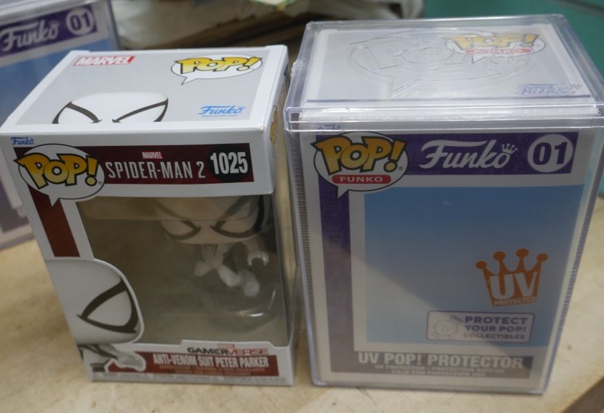 Funko Pop! Vinyl: Marvel - Anti-Venom Suit Peter Parker #1025 with NEW Protector
